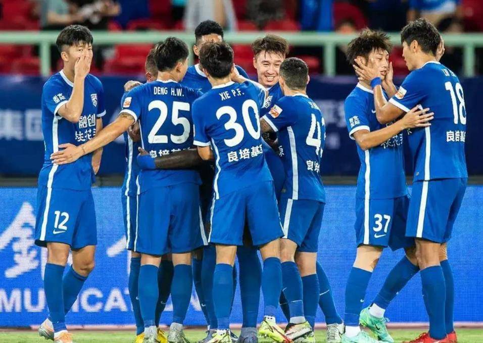 欧冠赛程吃紧；武汉三镇转会期止住颓势；球迷炸锅；控场能力受关注 