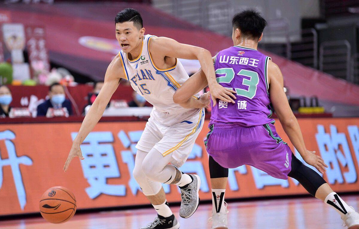 阿贾克斯训练开放日；今晨临场应变引欢呼；CBA常规赛在即；心理建设被强调(球迷及市民对cba季前赛活动的期待海采)