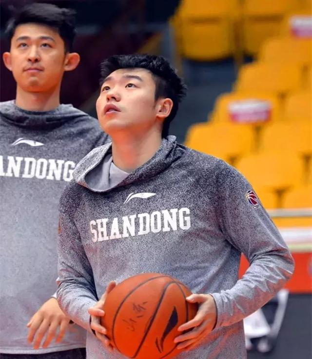 阿贾克斯训练开放日；今晨临场应变引欢呼；CBA常规赛在即；心理建设被强调(球迷及市民对cba季前赛活动的期待海采)