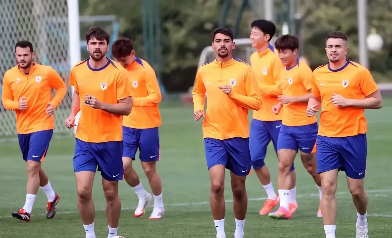 加时末段体能课后，拉齐奥绝杀压哨备战足总杯，话题不断，训练强度明显提升 