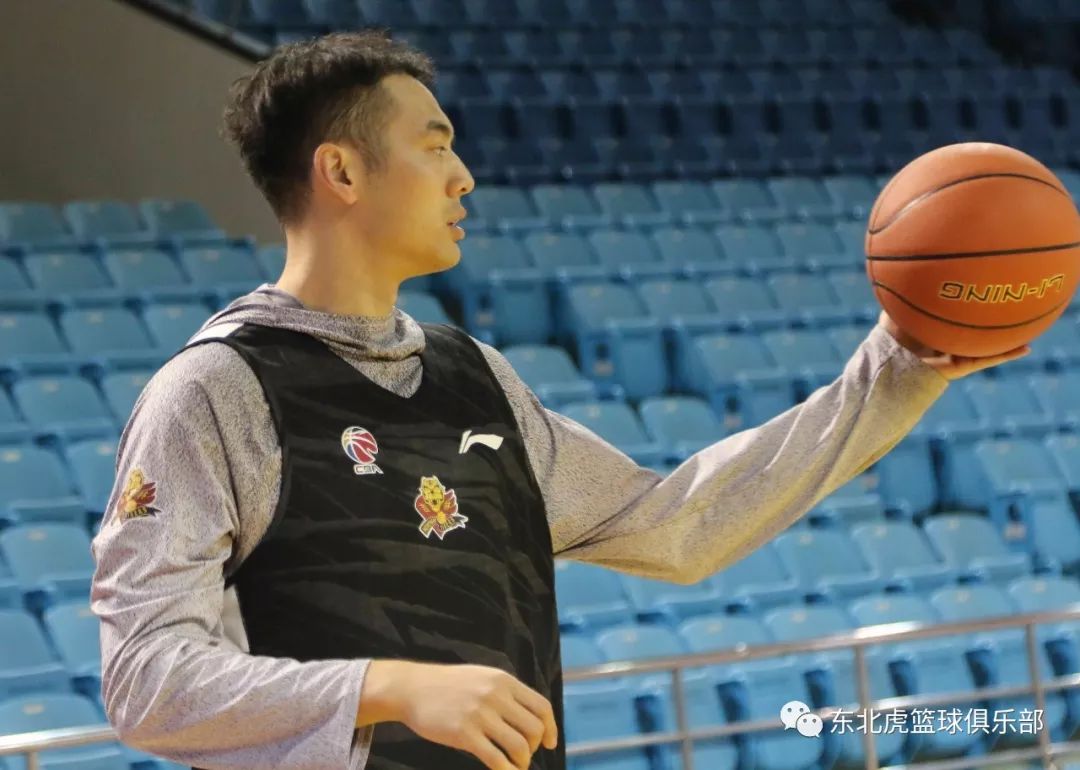 包含芝加哥公牛训练开放日；清晨临场应变引欢呼；CBA季后赛在即；赛季目标并未改变的词条