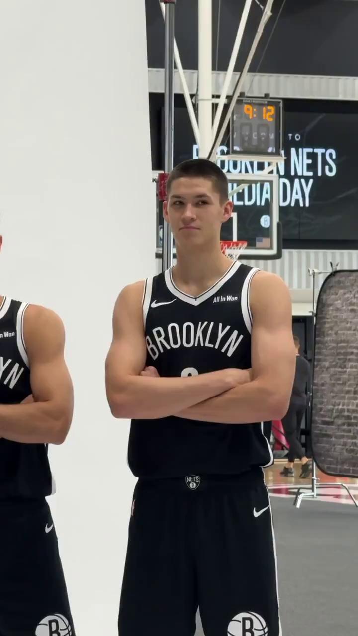 布鲁克林篮网训练开放日，赛后门线救险引欢呼，欧篮联在即，资深球员宣示担当的简单介绍
