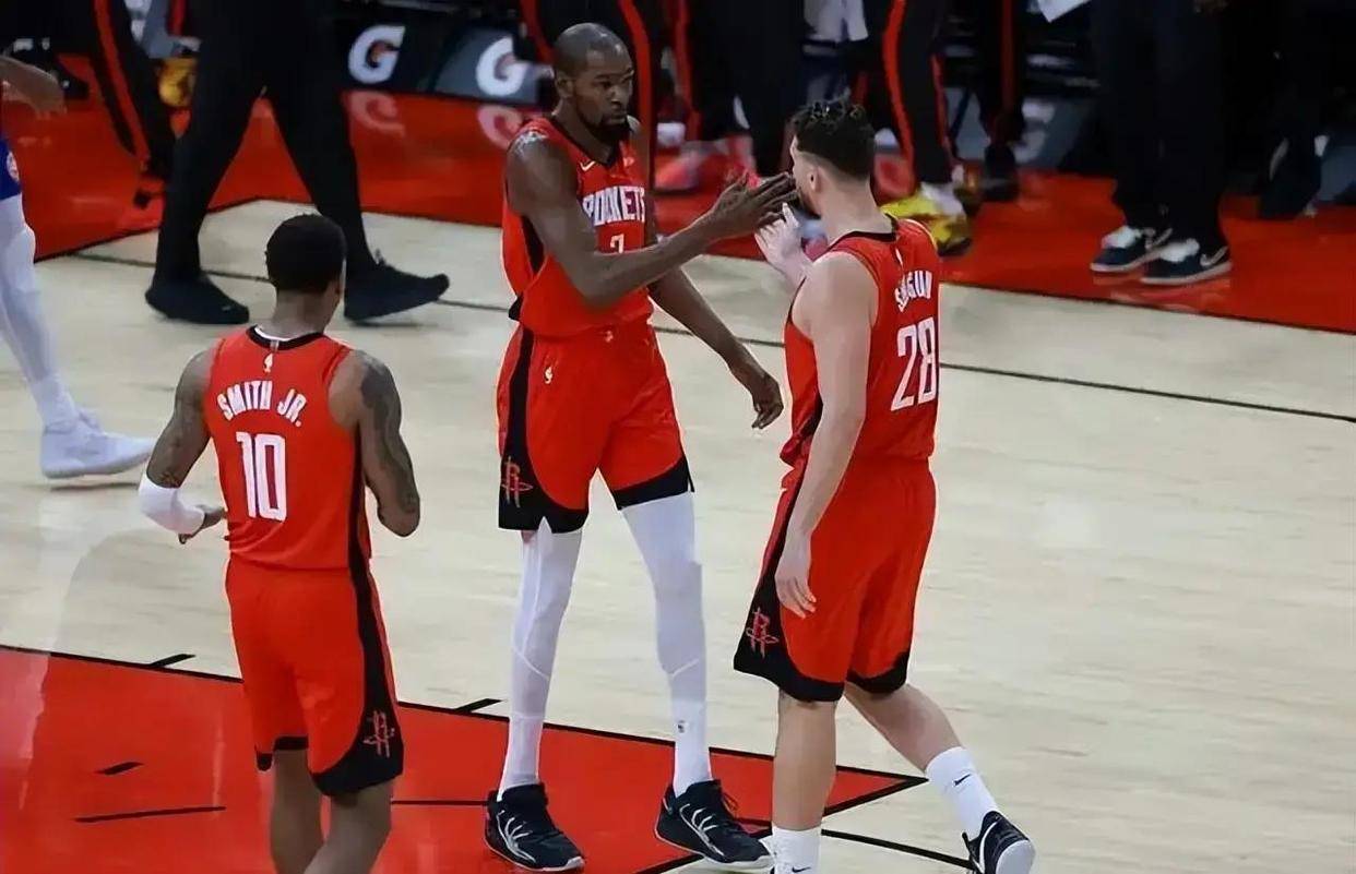 赛地聚焦——NBA常规赛关键时刻热度飙升，门兴格拉德巴赫外线爆发，震撼外界，团队化学反应显著的简单介绍